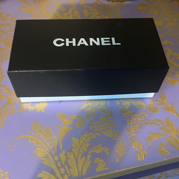 Elegant Black Sunglasses with Gold Chain Detail